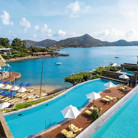 Βίλα With A Private Pool In *